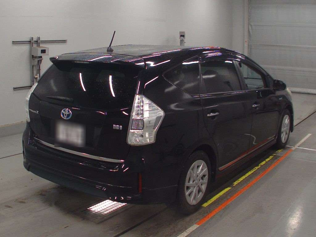 2013 Toyota Prius alpha ZVW40W[1]