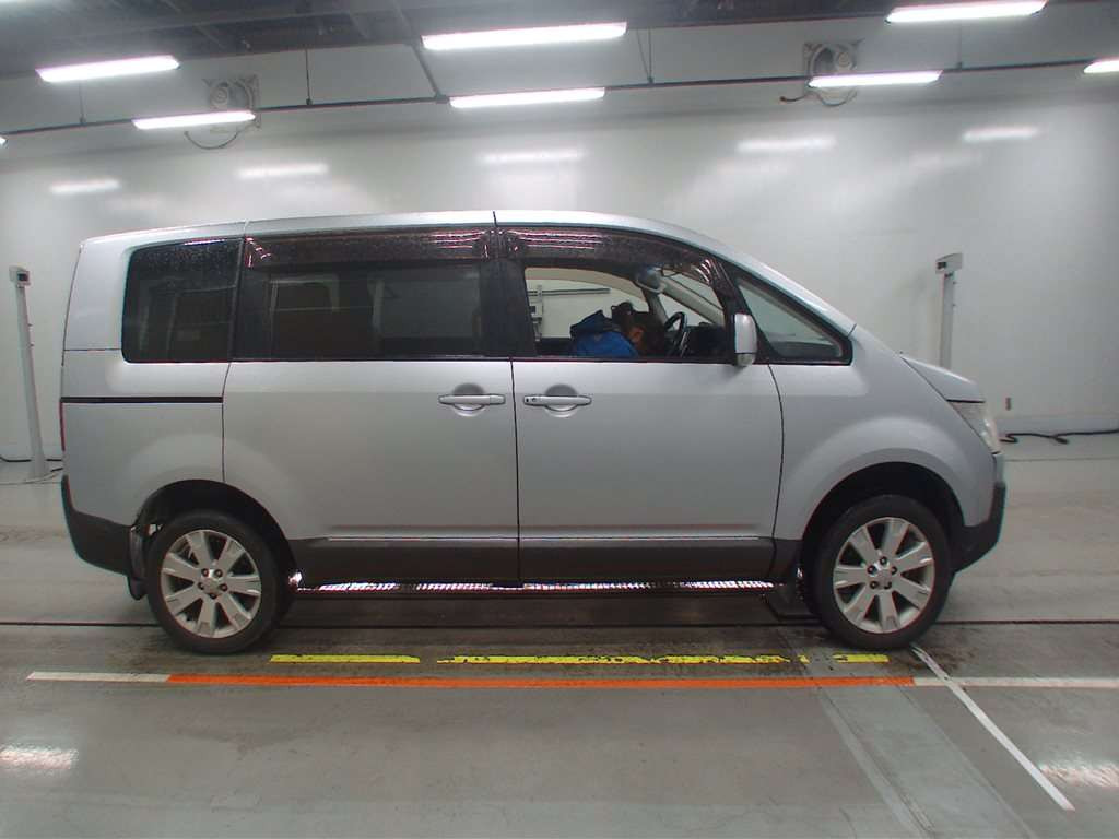 2013 Mitsubishi Delica D5 CV5W[2]