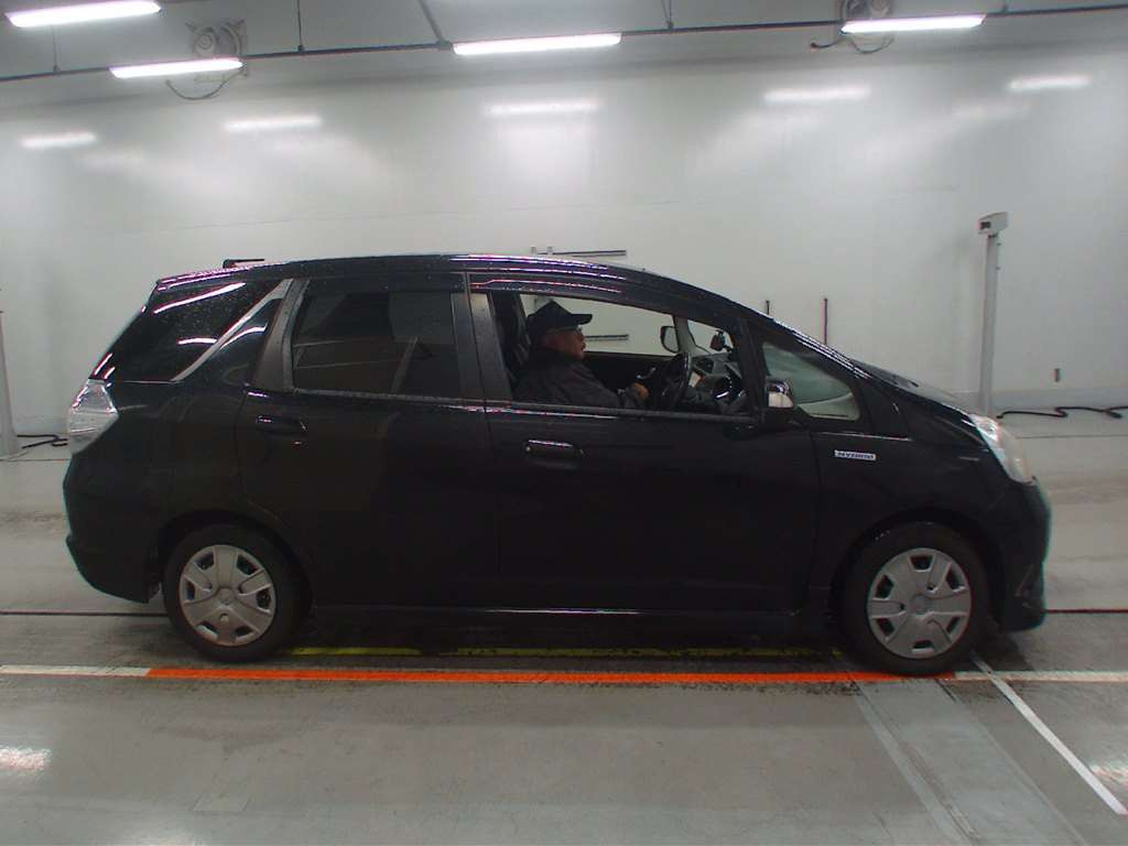 2013 Honda Fit Shuttle Hybrid GP2[2]