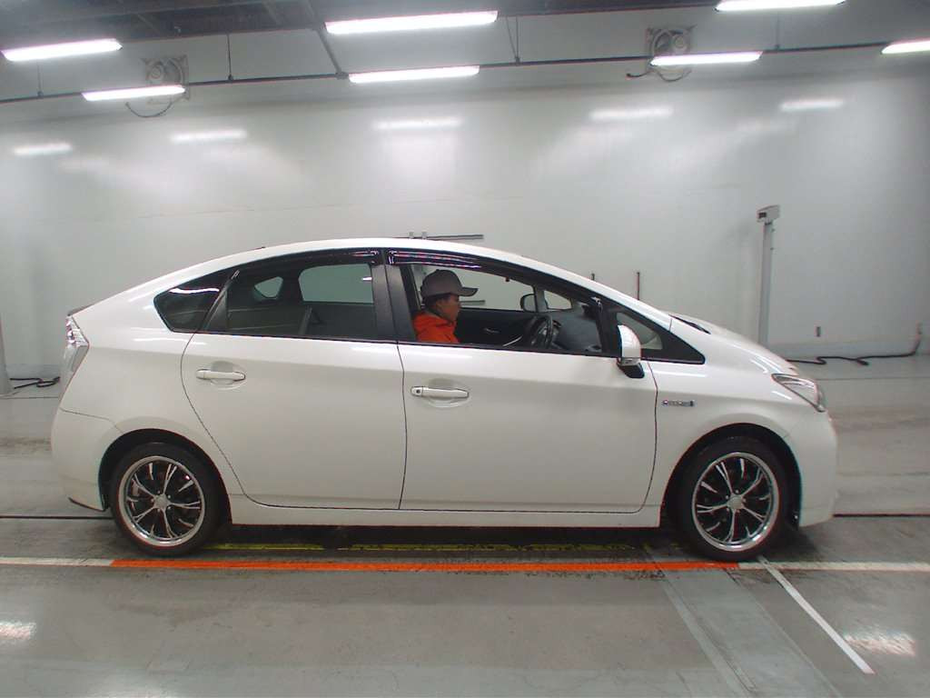 2013 Toyota Prius ZVW30[2]