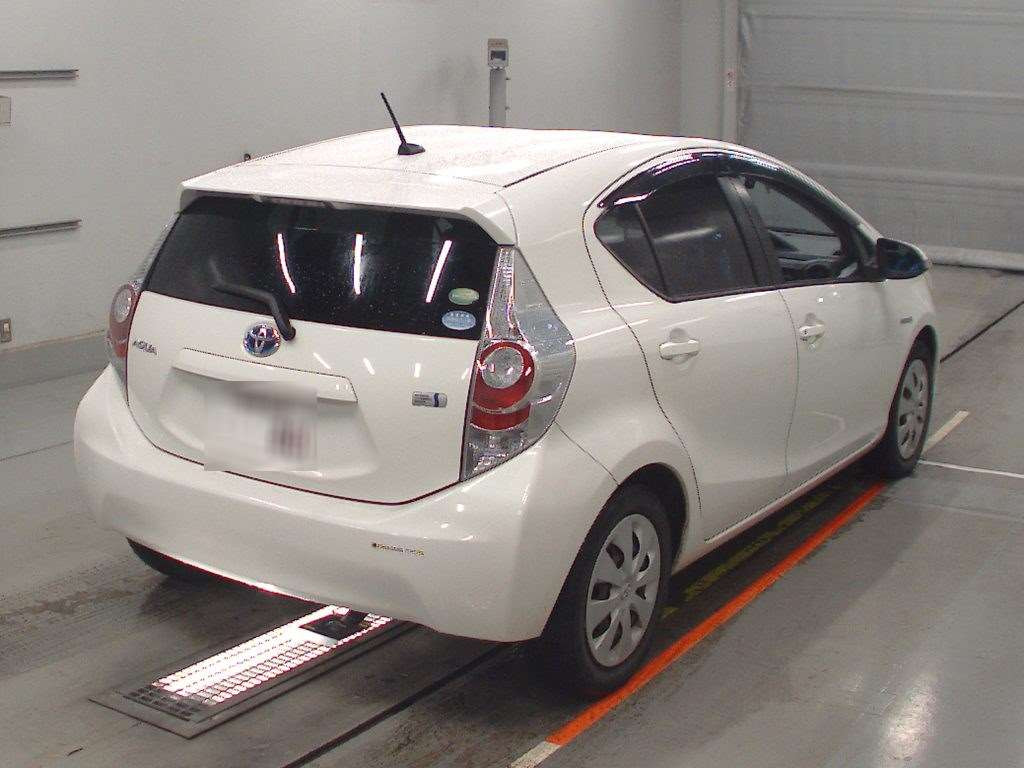 2013 Toyota Aqua NHP10[1]