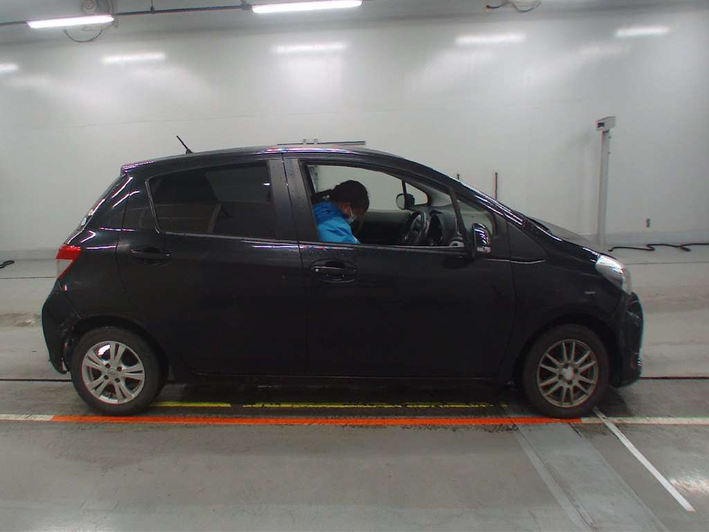 2012 Toyota Vitz KSP130[2]