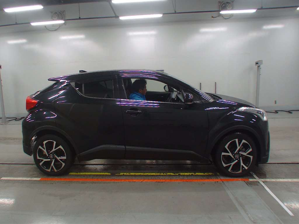 2017 Toyota C-HR ZYX10[2]