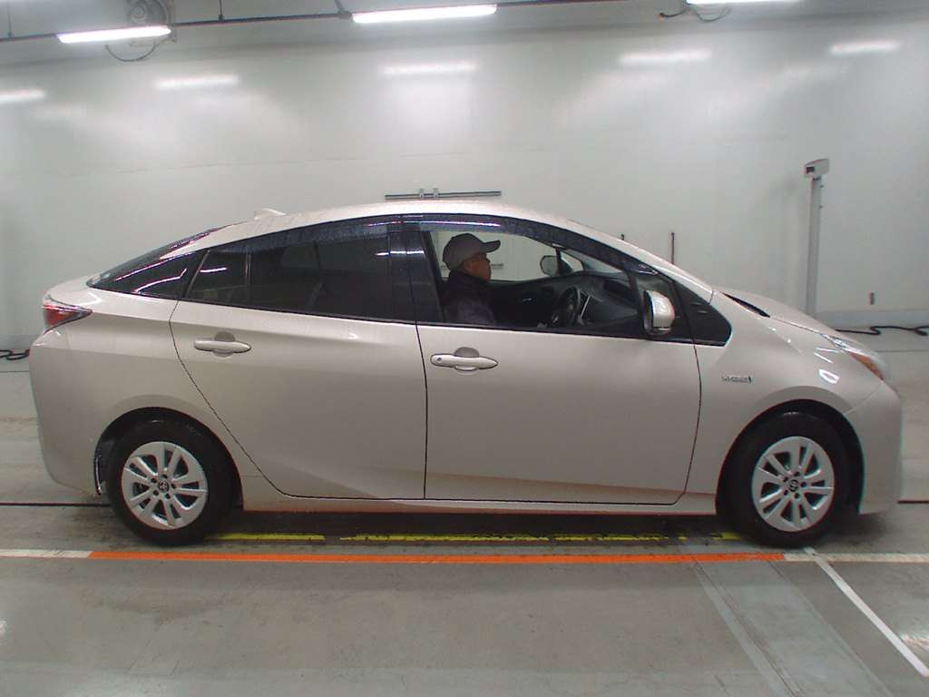 2016 Toyota Prius ZVW50[2]