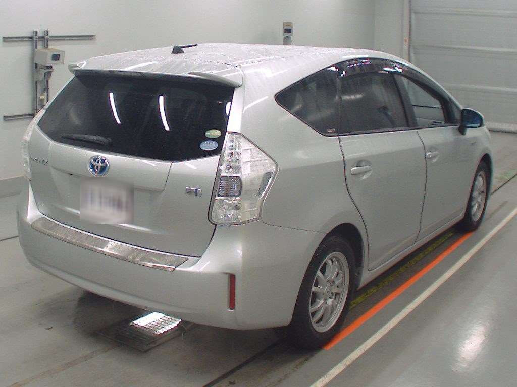 2014 Toyota Prius alpha ZVW41W[1]