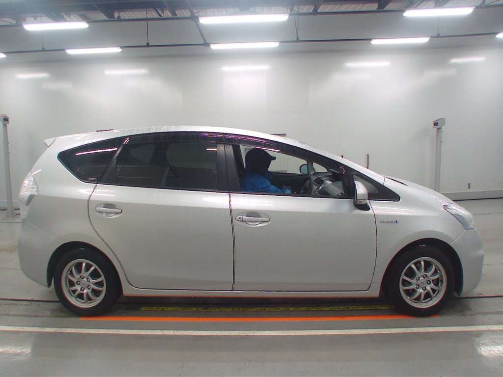 2014 Toyota Prius alpha ZVW41W[2]