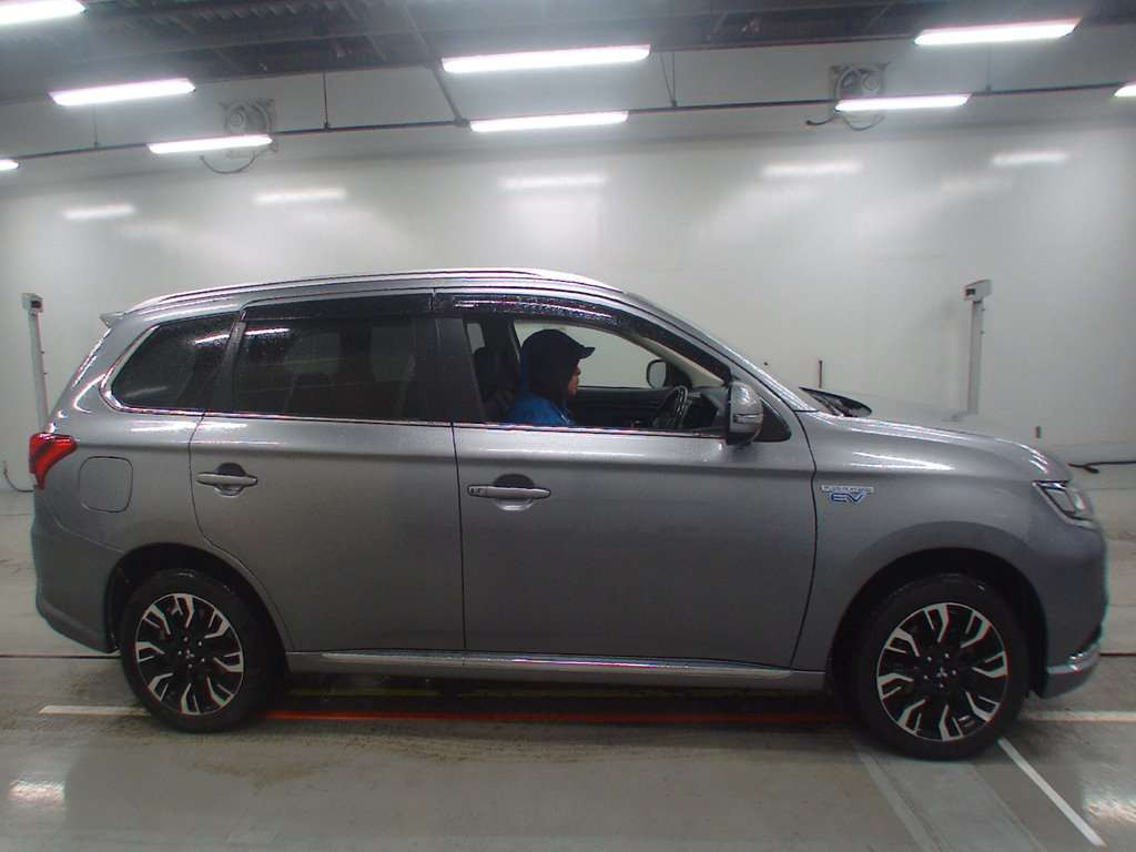 2016 Mitsubishi Outlander PHEV GG2W[2]