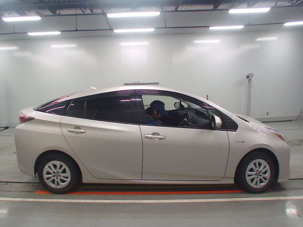 2016 Toyota Prius ZVW50[2]