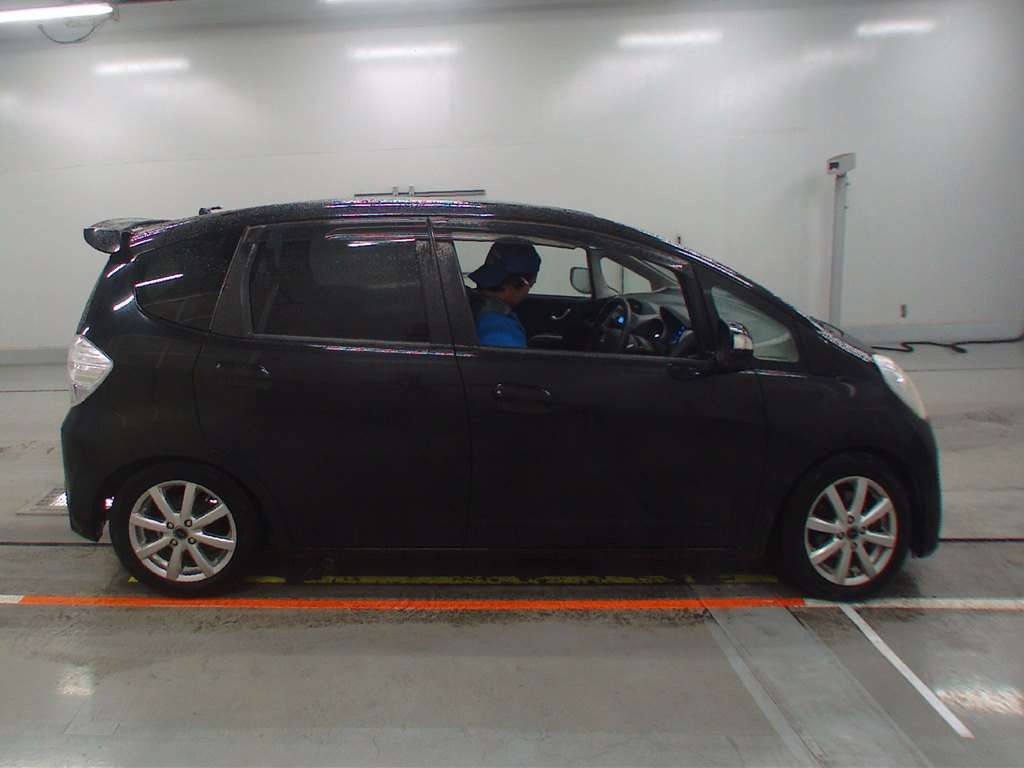 2011 Honda Fit Hybrid GP1[2]