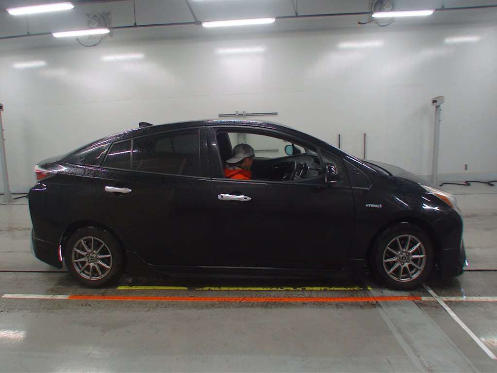 2016 Toyota Prius ZVW50[2]