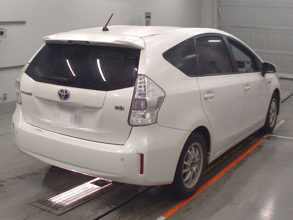 2012 Toyota Prius alpha ZVW41W[1]