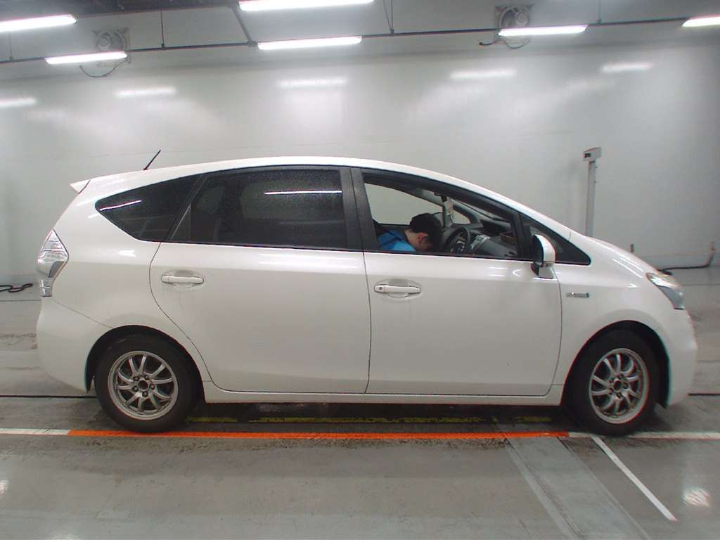 2012 Toyota Prius alpha ZVW41W[2]