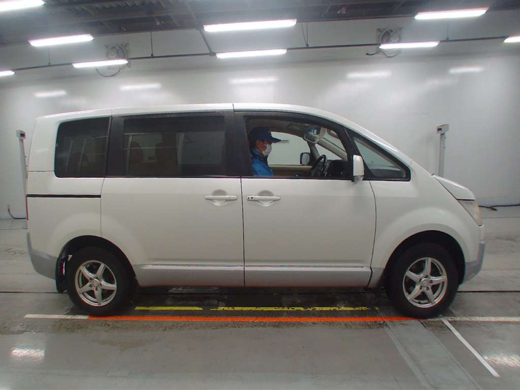 2011 Mitsubishi Delica D5 CV2W[2]