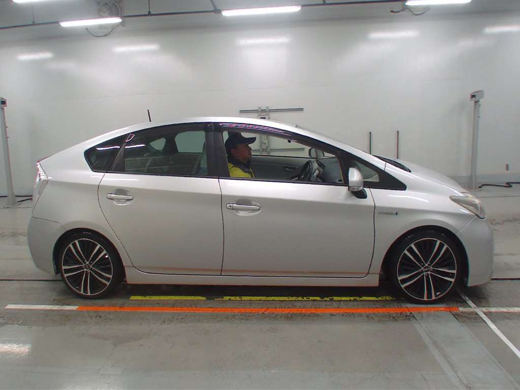 2012 Toyota Prius ZVW30[2]