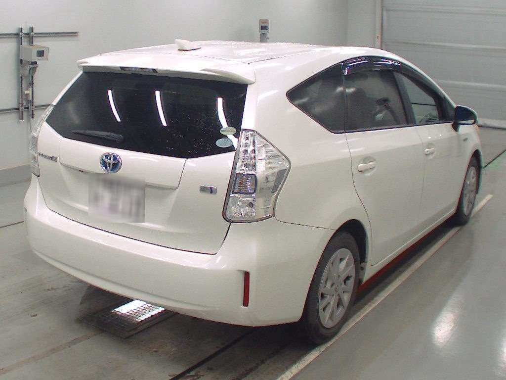 2013 Toyota Prius alpha ZVW41W[1]