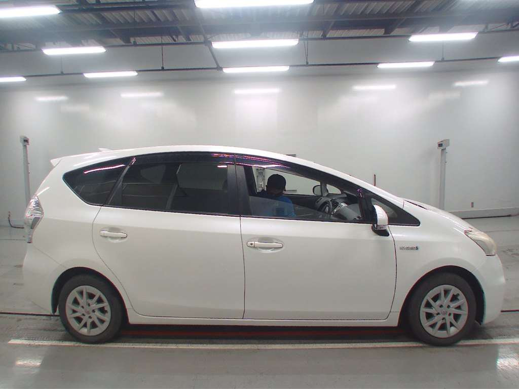 2013 Toyota Prius alpha ZVW41W[2]