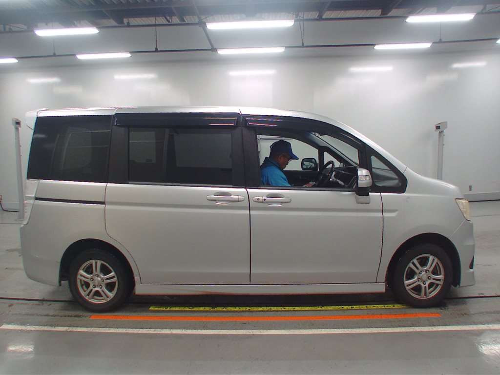 2010 Honda Step WGN Spada RK6[2]