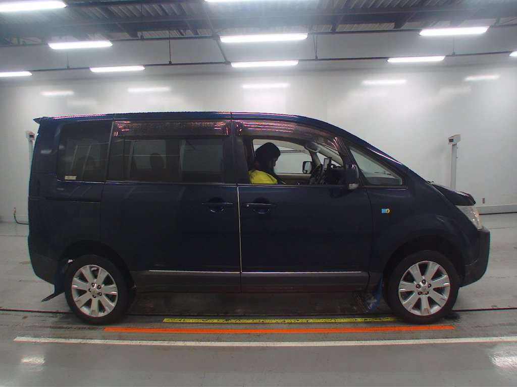 2009 Mitsubishi Delica D5 CV5W[2]