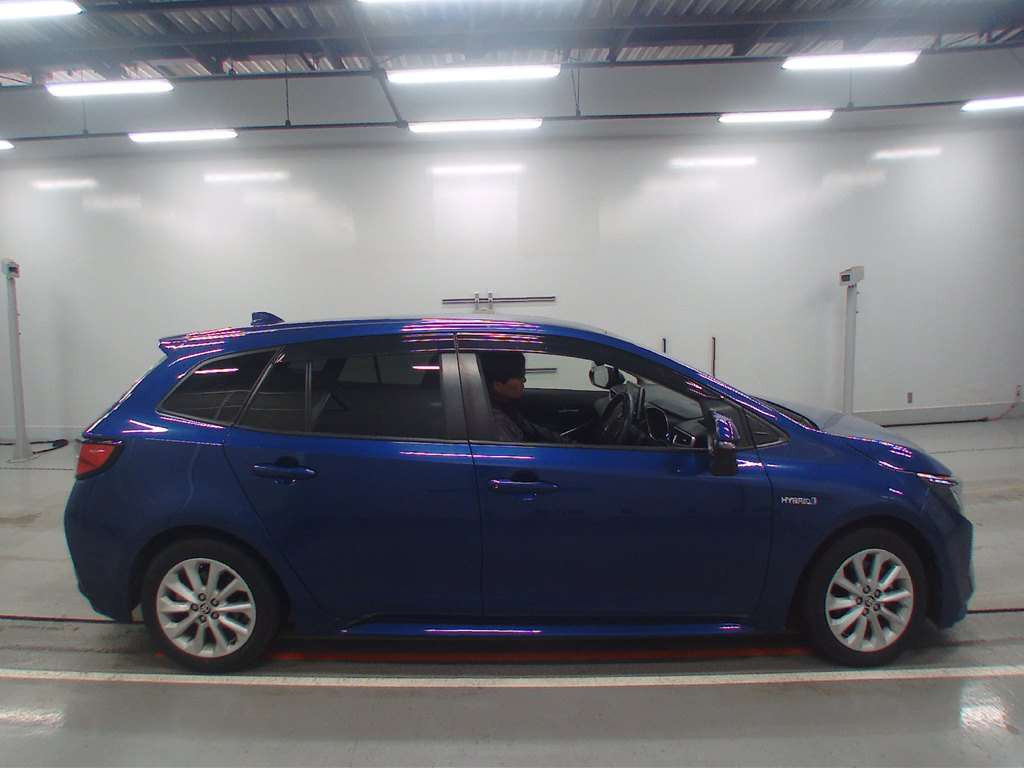 2020 Toyota Corolla Touring Wagon ZWE211W[2]