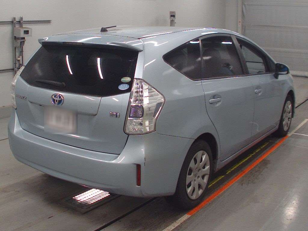 2013 Toyota Prius alpha ZVW41W[1]