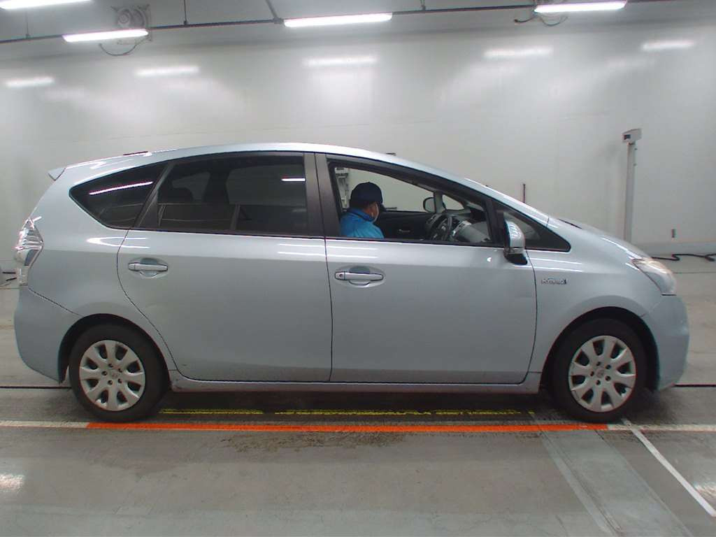 2013 Toyota Prius alpha ZVW41W[2]