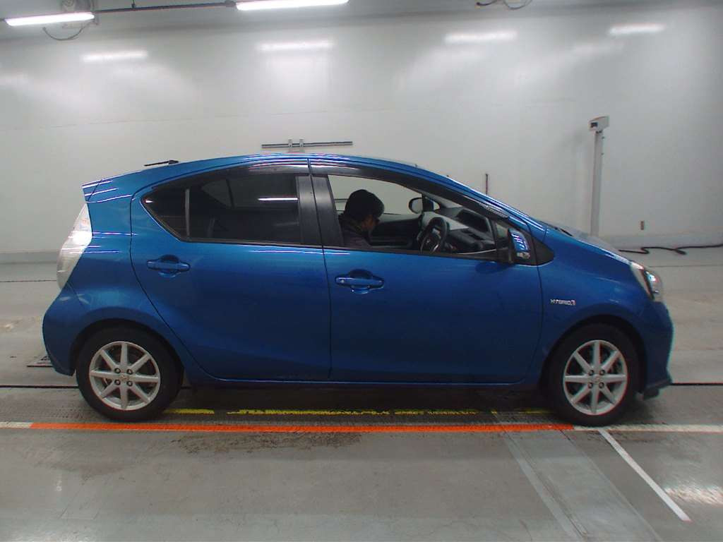 2012 Toyota Aqua NHP10[2]