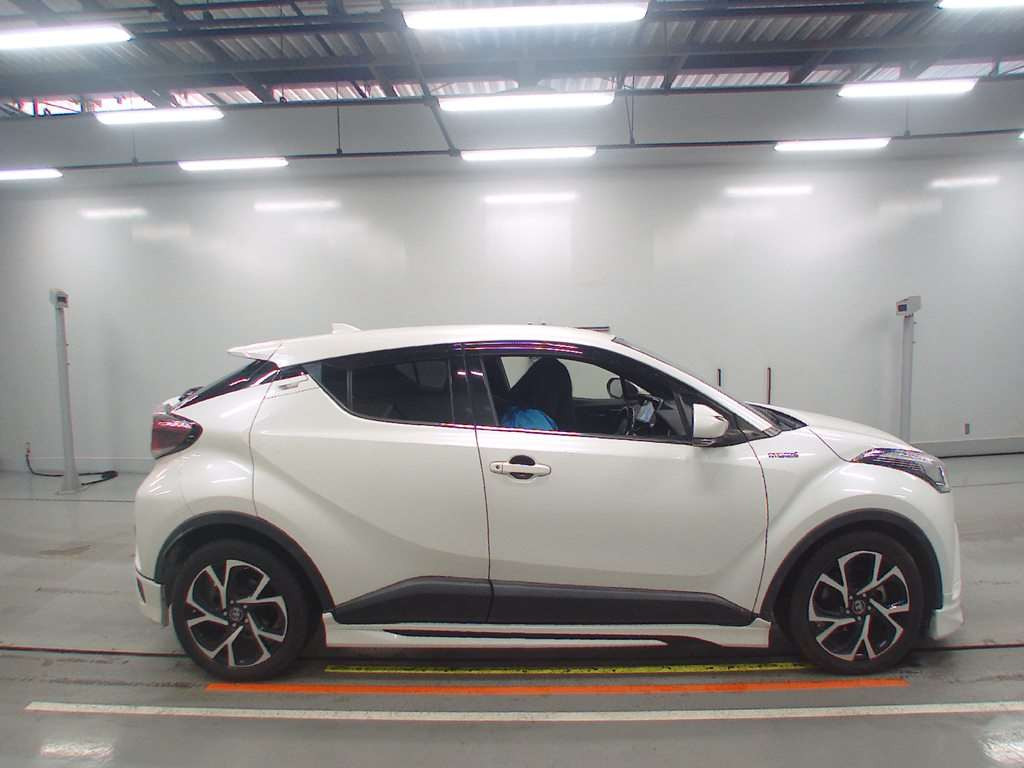 2017 Toyota C-HR ZYX10[2]