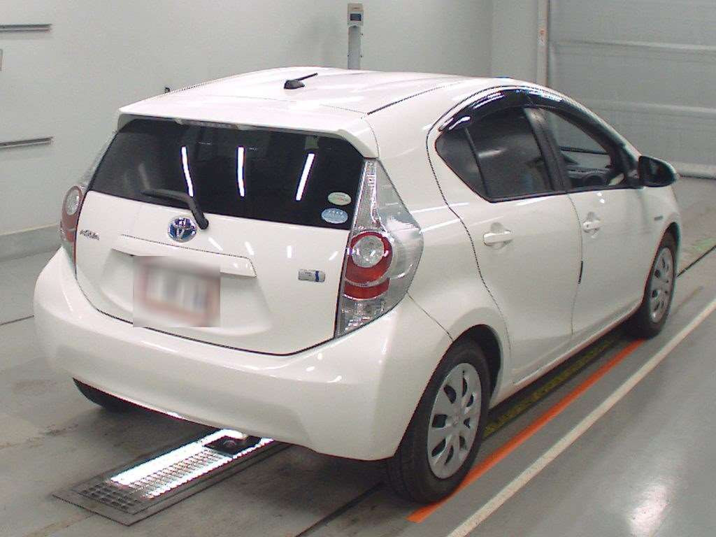 2012 Toyota Aqua NHP10[1]