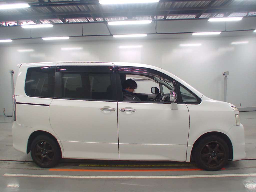 2009 Toyota Voxy ZRR70W[2]