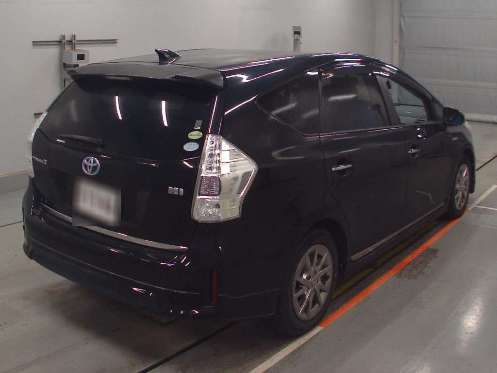 2013 Toyota Prius alpha ZVW40W[1]