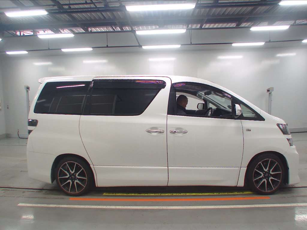 2013 Toyota Vellfire GGH20W[2]