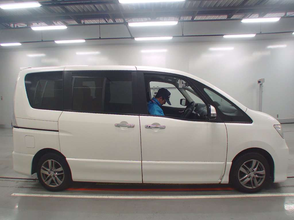 2011 Nissan Serena C26[2]