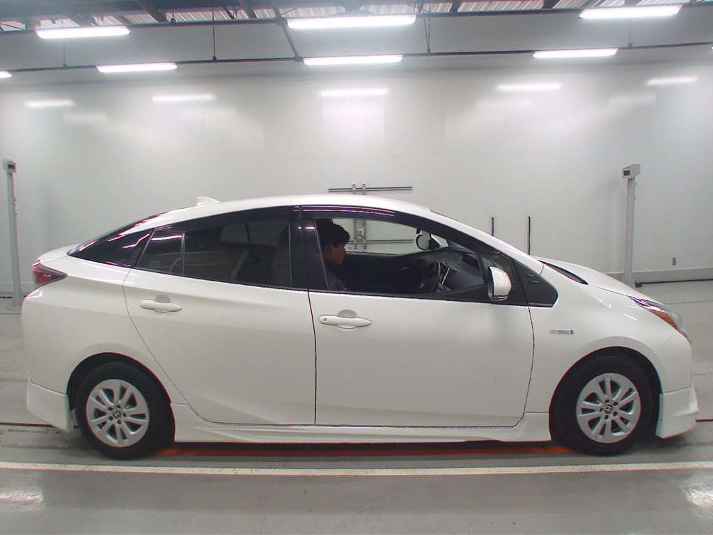 2016 Toyota Prius ZVW50[2]