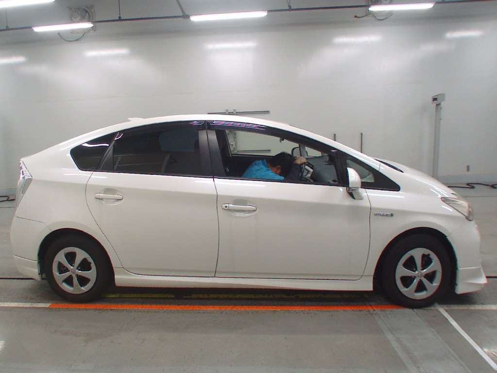 2013 Toyota Prius ZVW30[2]