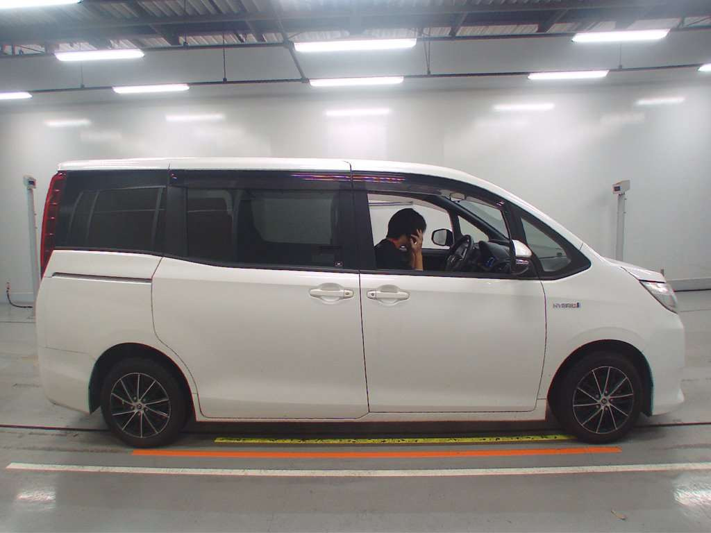 2014 Toyota Noah ZWR80G[2]