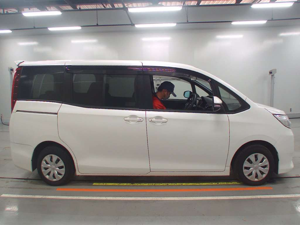 2015 Toyota Noah ZRR80G[2]