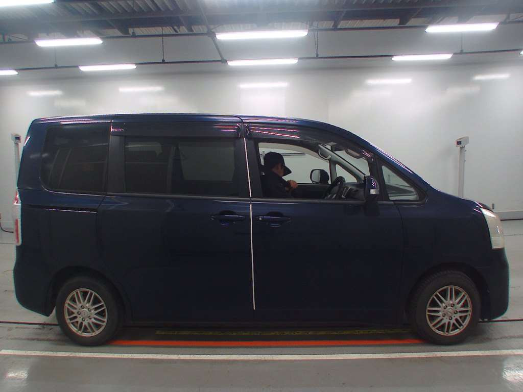 2009 Toyota Noah ZRR70G[2]