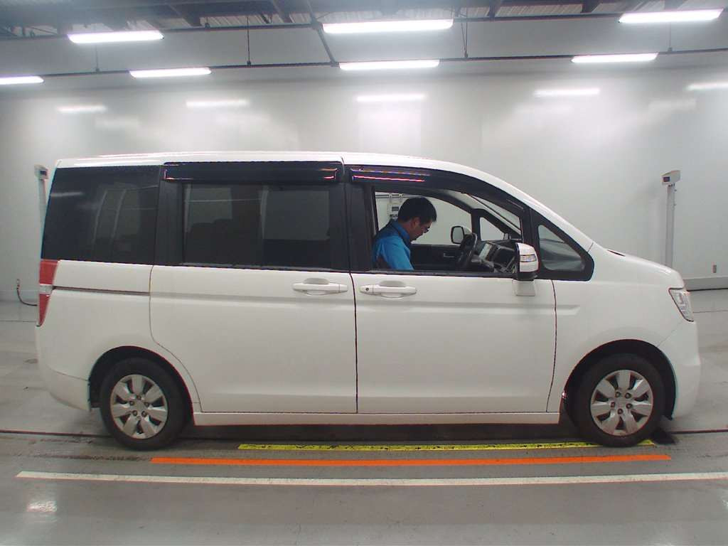 2013 Honda Step WGN RK1[2]