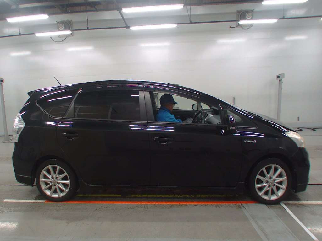 2012 Toyota Prius alpha ZVW41W[2]