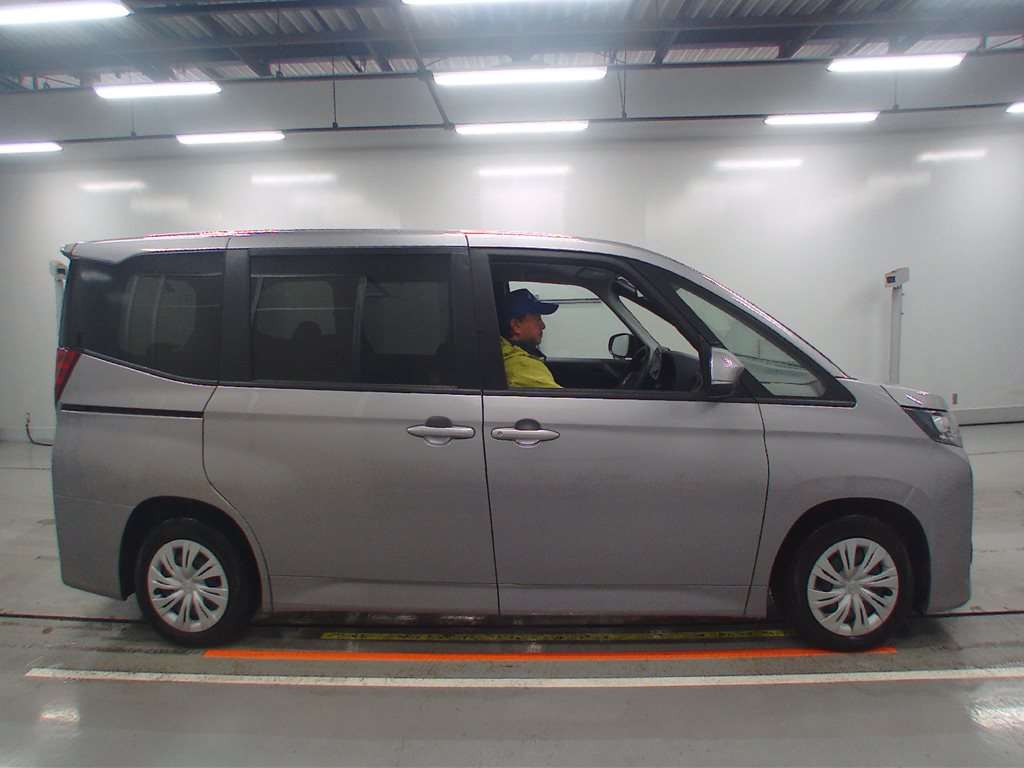 2023 Toyota Noah MZRA90W[2]