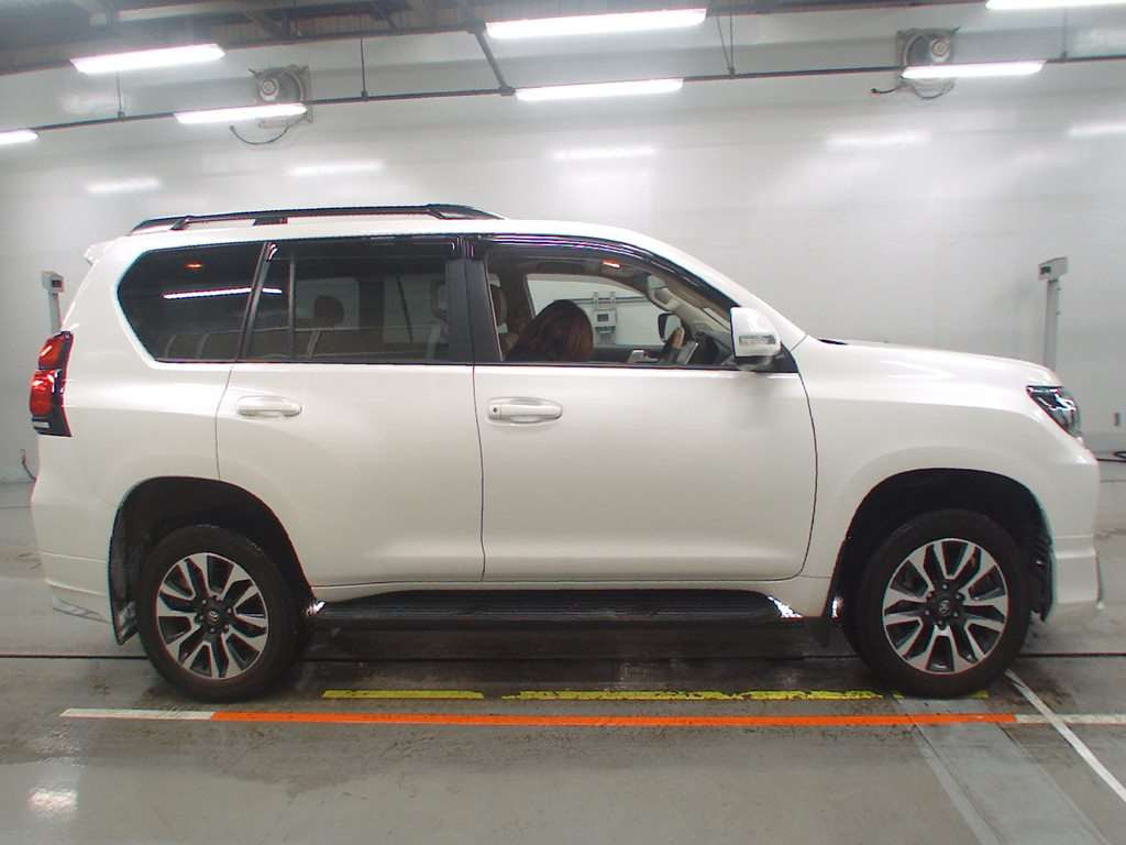 2022 Toyota Land Cruiser Prado TRJ150W[2]