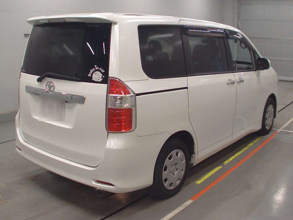 2009 Toyota Noah ZRR70G[1]