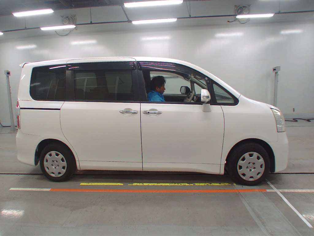 2009 Toyota Noah ZRR70G[2]