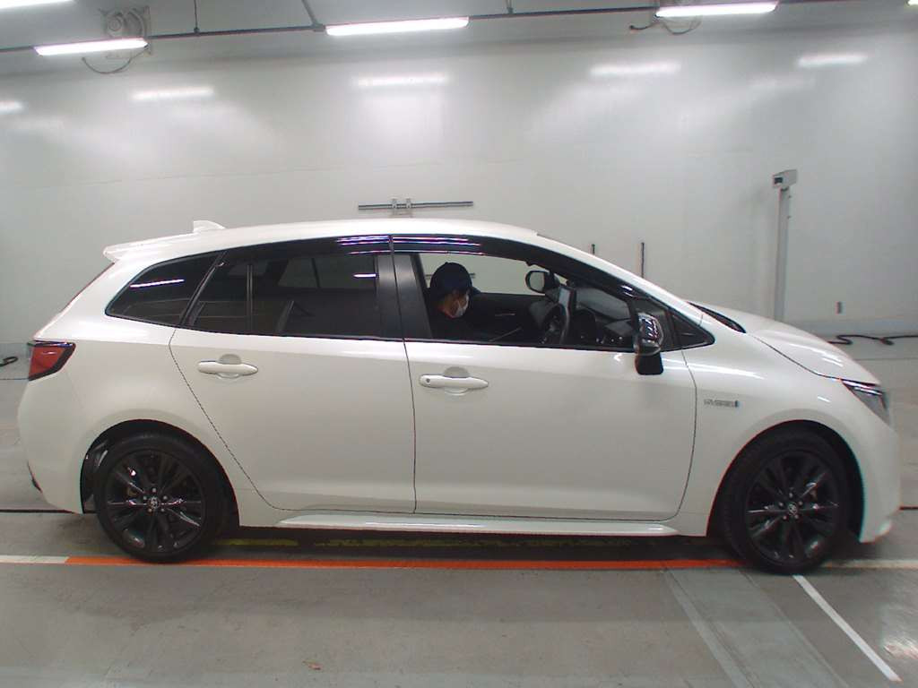 2020 Toyota Corolla Touring Wagon ZWE211W[2]