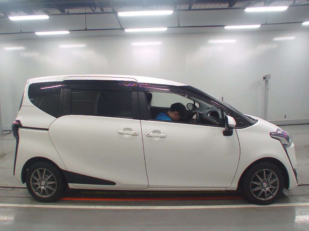 2017 Toyota Sienta NSP170G[2]