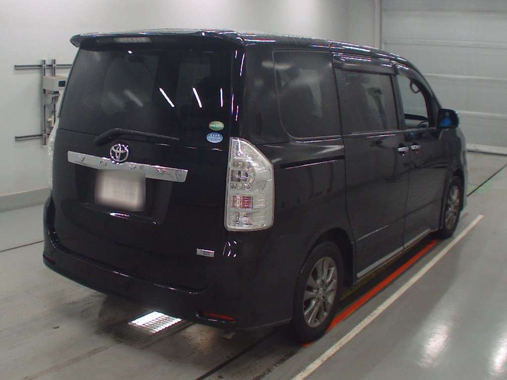 2013 Toyota Voxy ZRR70W[1]