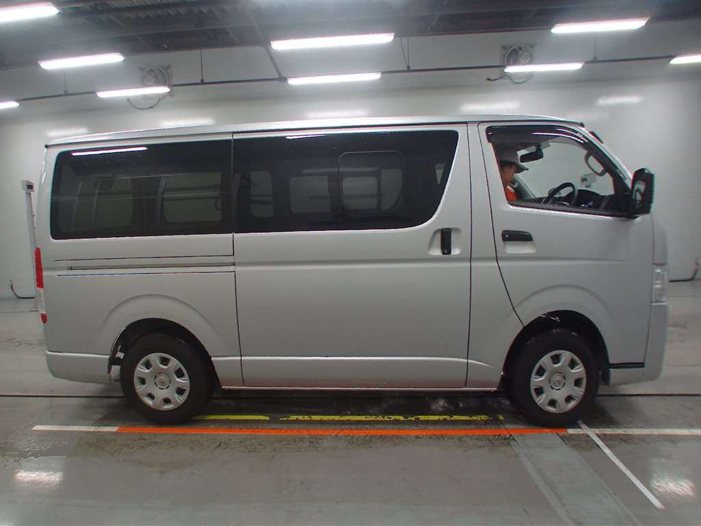 2022 Toyota Hiace Van TRH200V[2]