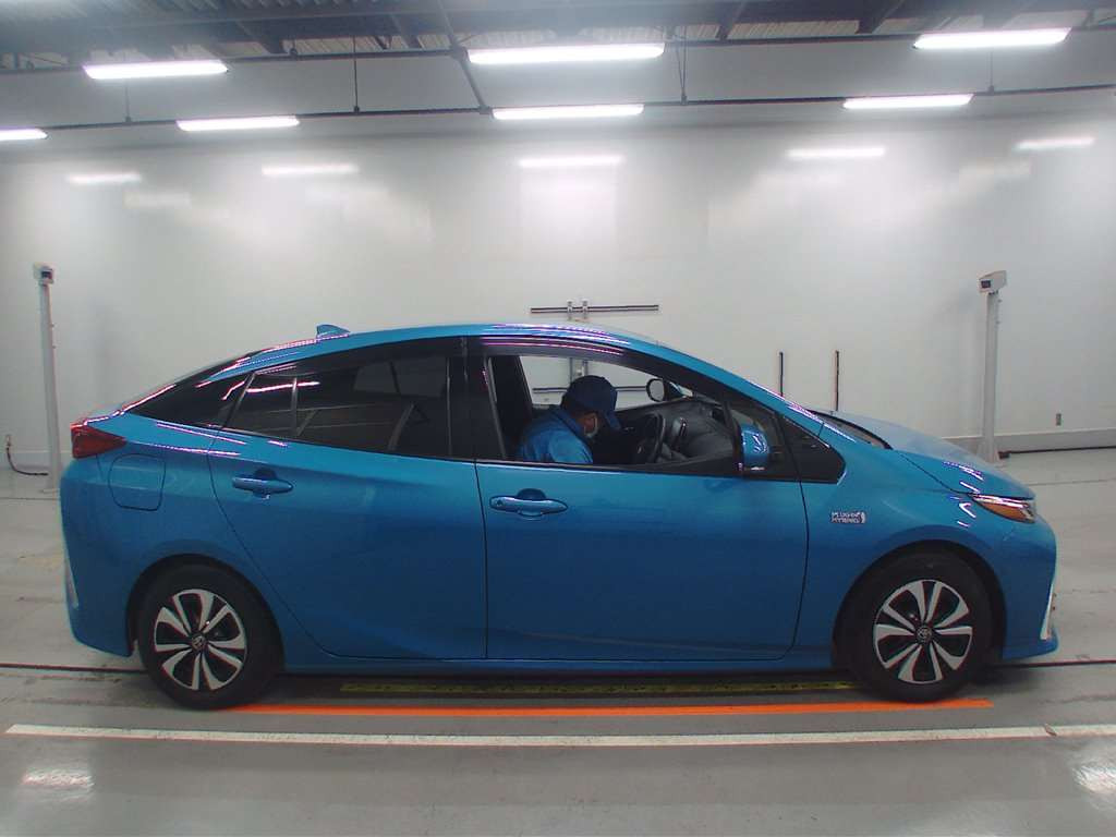 2017 Toyota Prius PHV ZVW52[2]