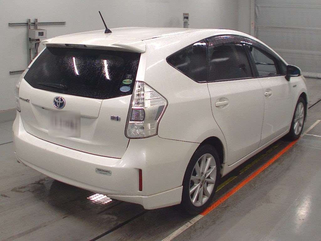 2012 Toyota Prius alpha ZVW41W[1]