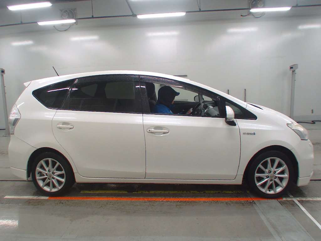 2012 Toyota Prius alpha ZVW41W[2]